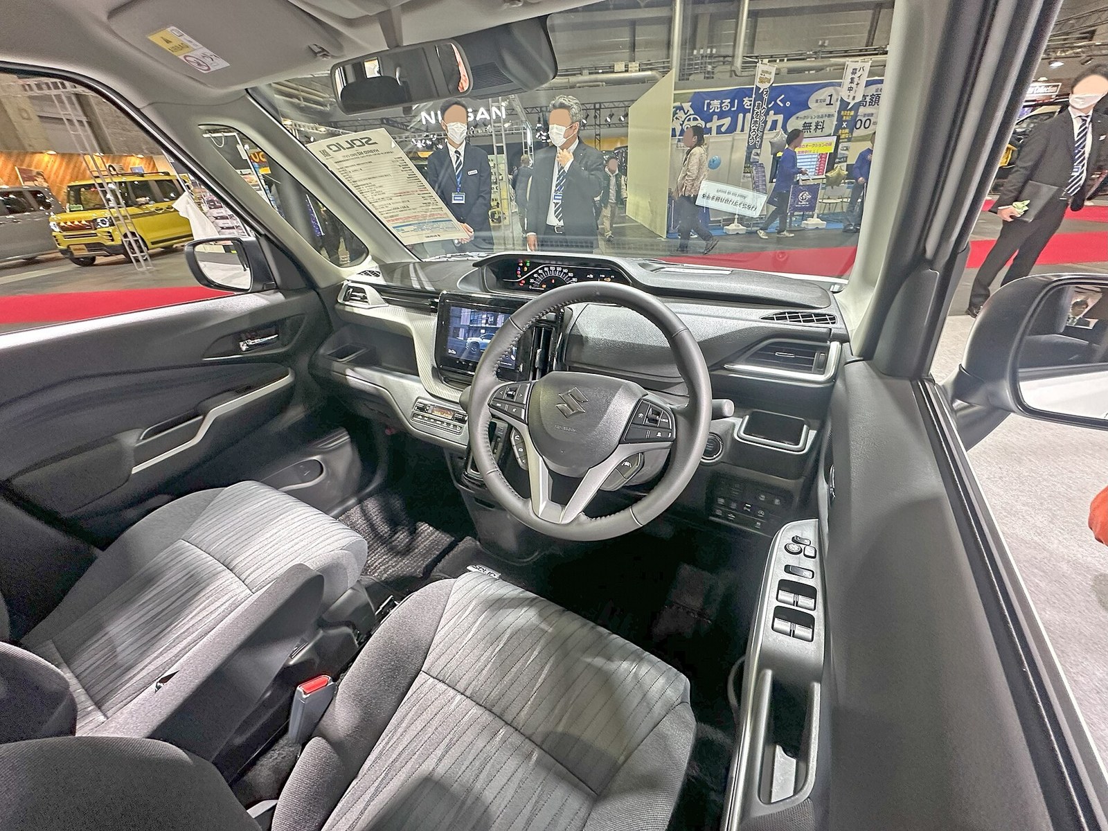 Салон Suzuki Solio Hybrid MZ 2025 года: торпедо, руль и передние кресла