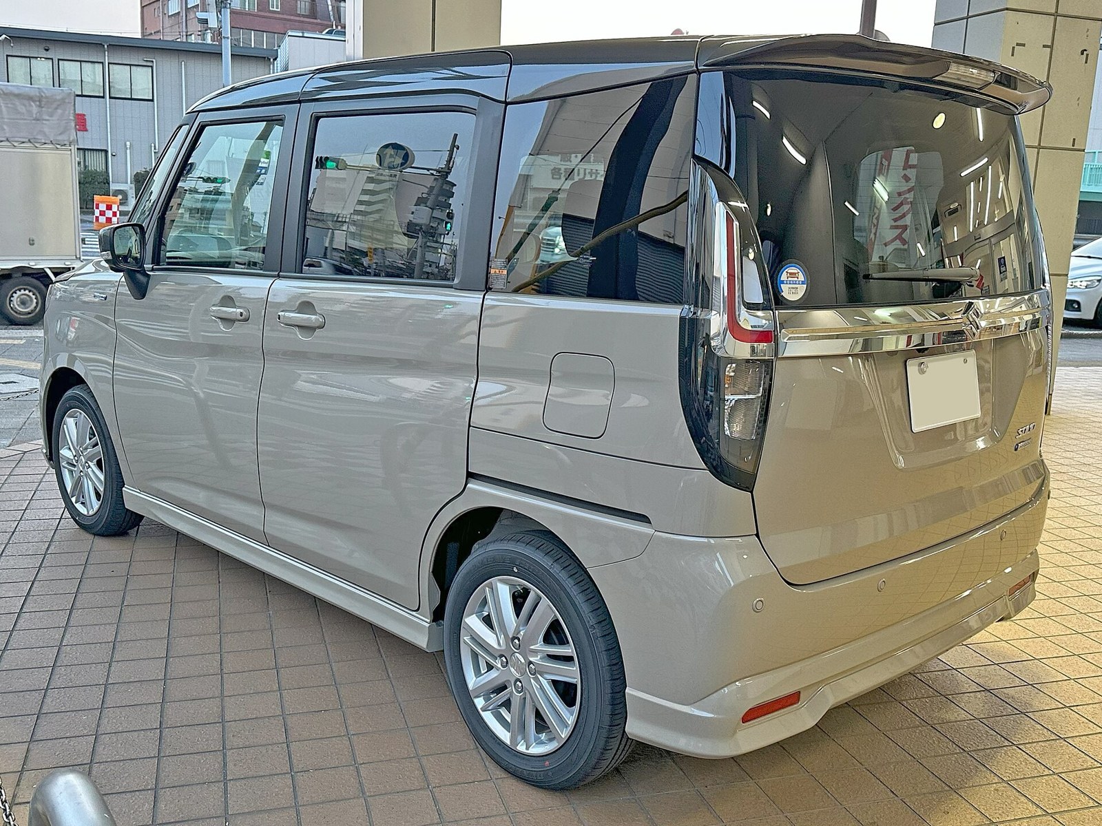 Suzuki Solio Hybrid MZ 2025 года в кузове MAD7S, вид сзади 3/4 со сдвижной дверью
