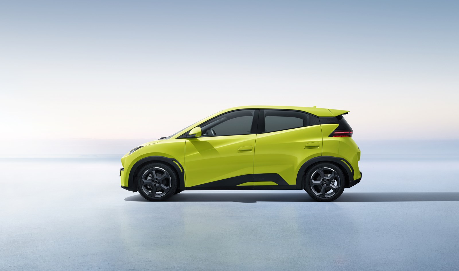 BYD Seagull 2025 из Китая, вид сбоку, реальное фото