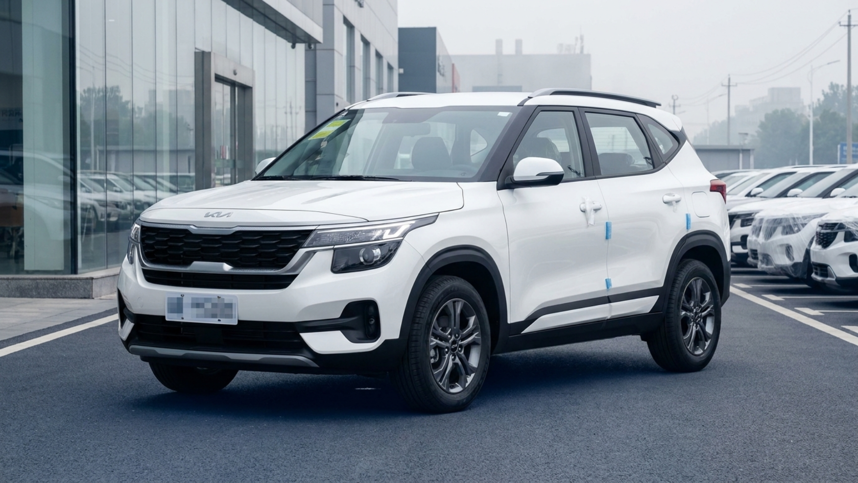 Новый Kia Seltos из Китая на стоянке дилера, приёмка перед отправкой