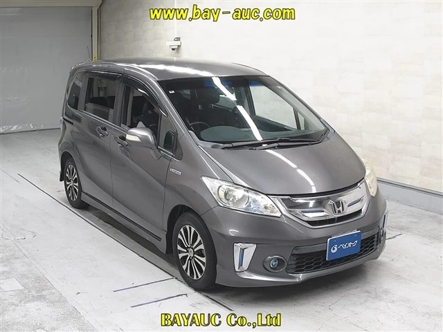 Honda Freed Hybrid GP3 2014, лот, спереди 3/4