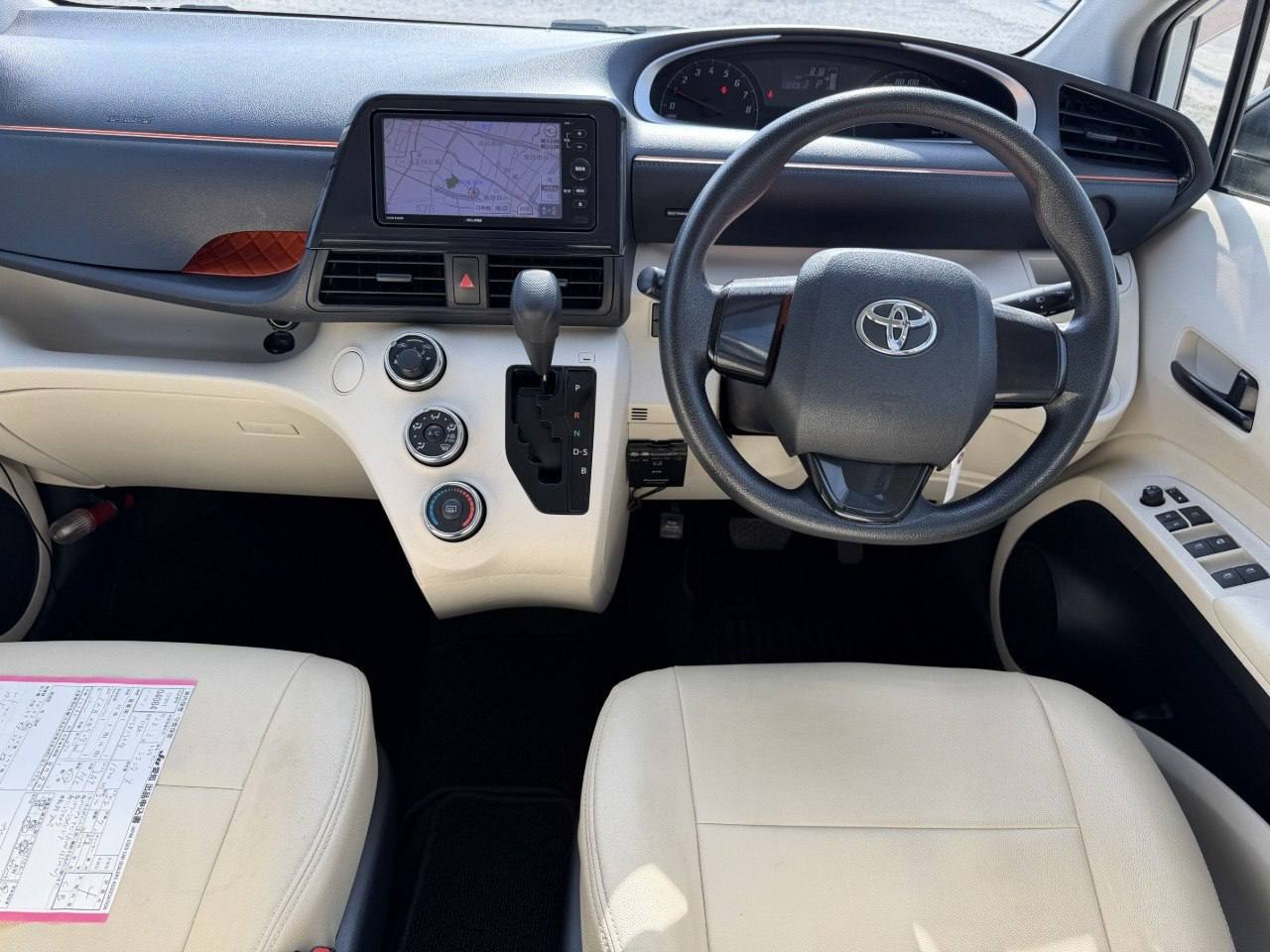Передняя панель Toyota Sienta второго поколения с навигацией