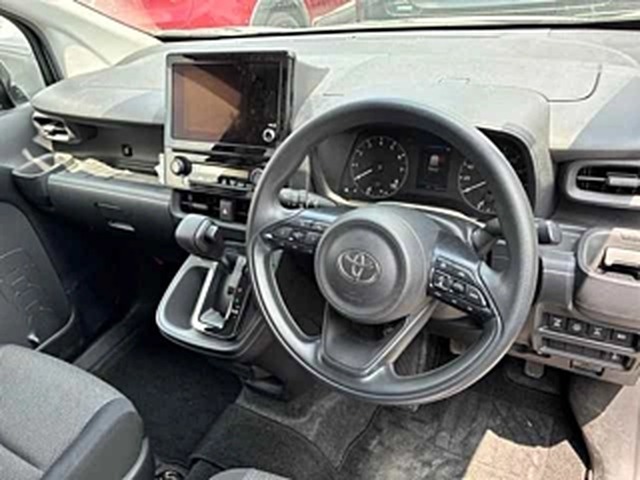 Передняя панель Toyota Sienta третьего поколения: планшет мультимедиа и цифровая приборка
