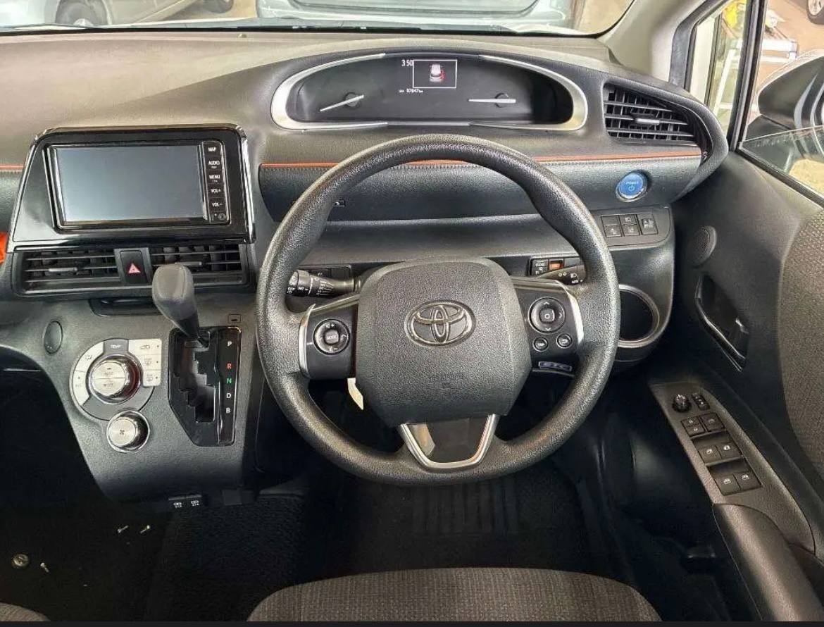 Передняя панель гибридной Toyota Sienta второго поколения