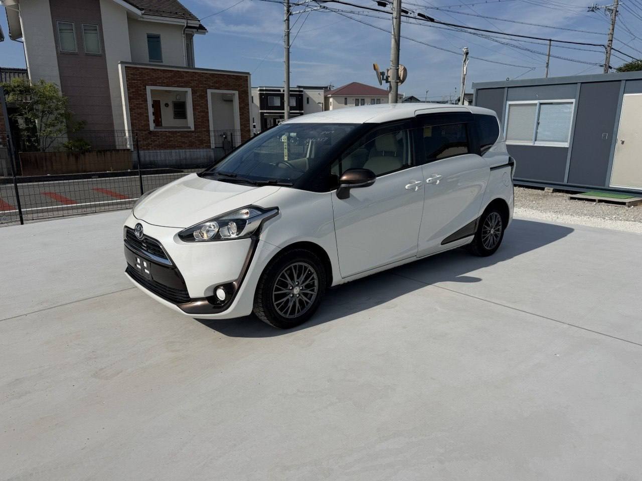 Toyota Sienta X 2016, лот, спереди 3/4 справа (1/7)