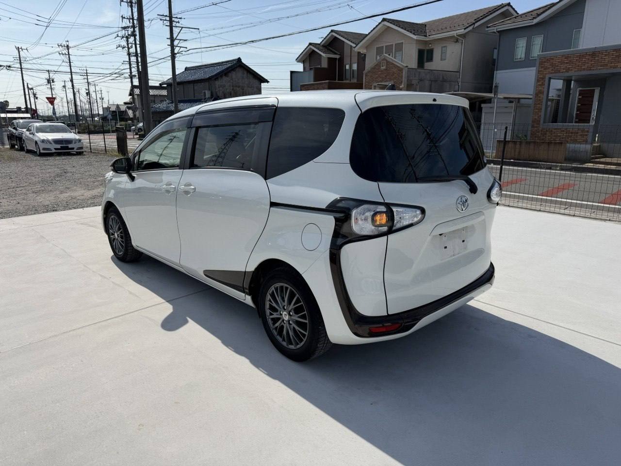 Toyota Sienta X 2016, лот, сзади 3/4 (2/7)