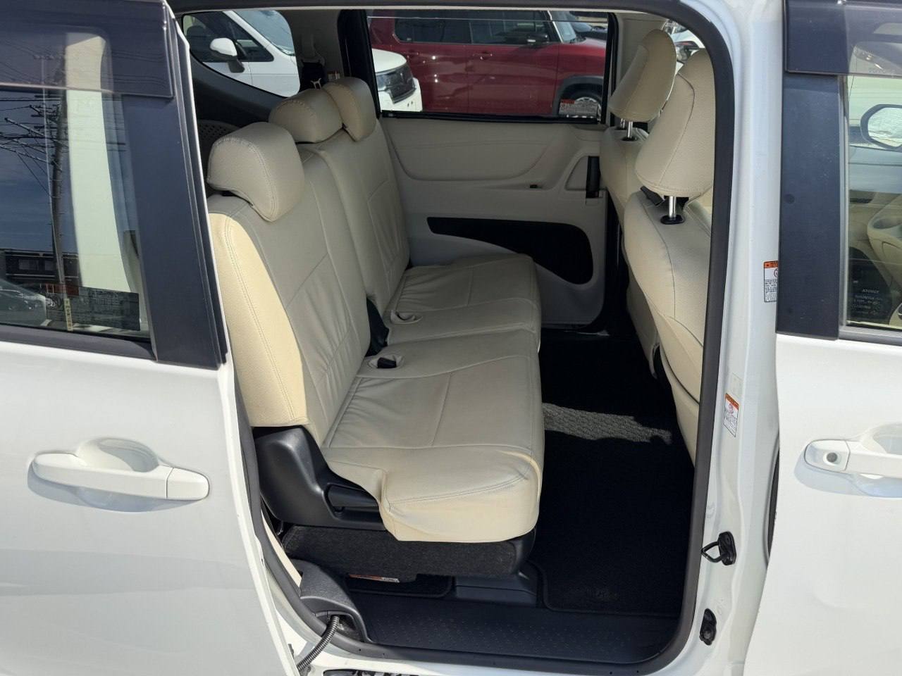 Toyota Sienta X 2016, лот, второй ряд (5/7)