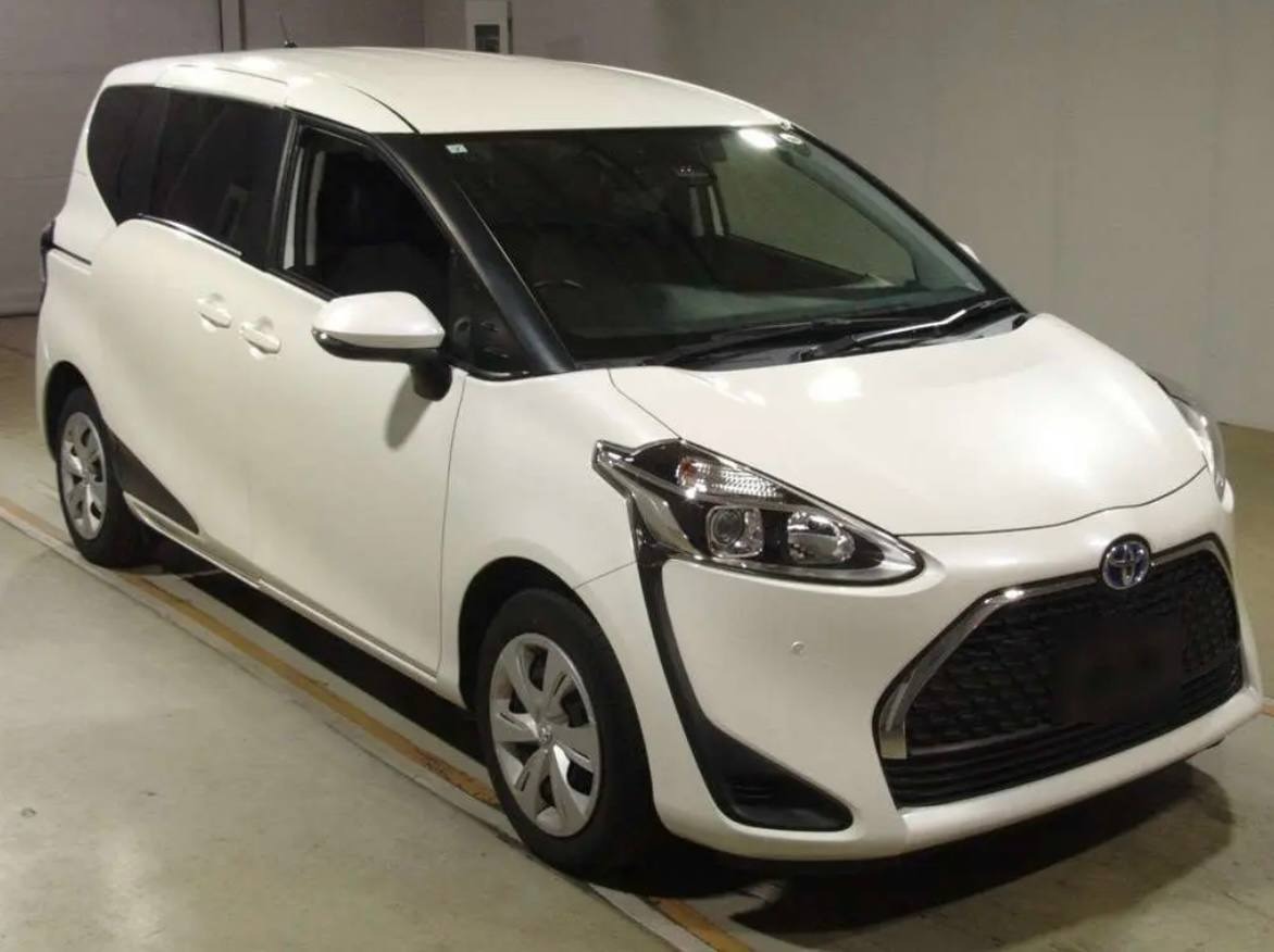 Toyota Sienta Hybrid 2022, лот, спереди 3/4 (1/6)