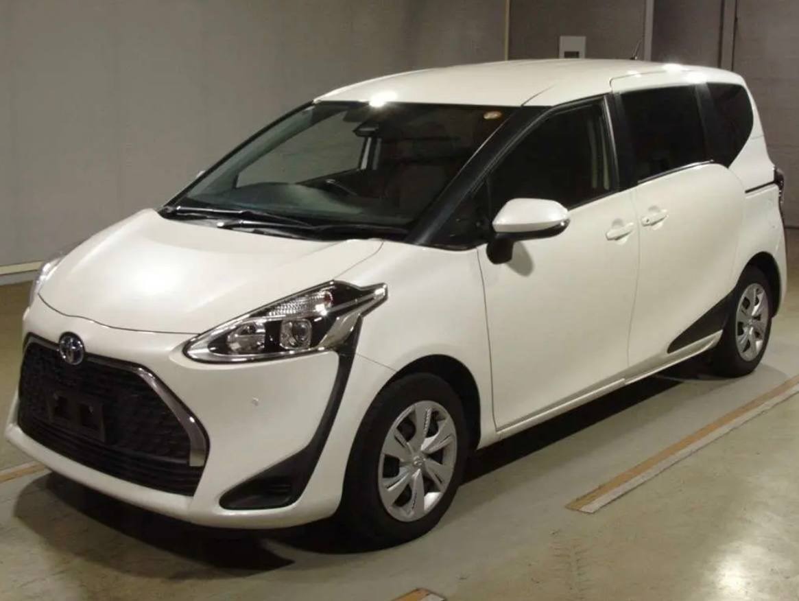 Toyota Sienta Hybrid 2022, лот, спереди 3/4 справа (2/6)