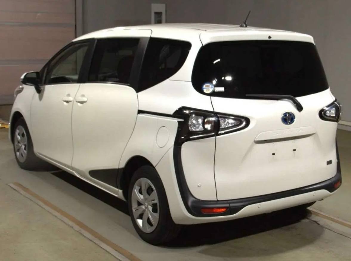Toyota Sienta Hybrid 2022, лот, сзади 3/4 (3/6)