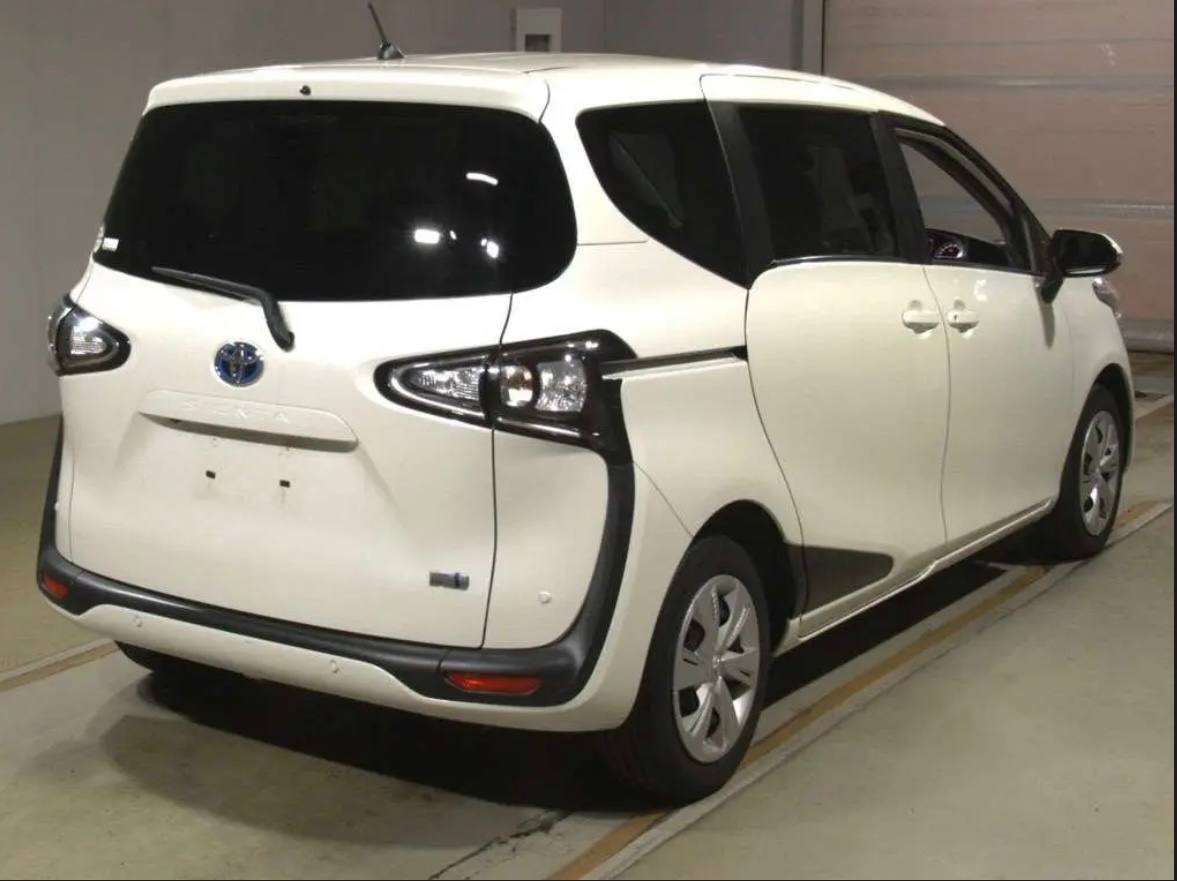 Toyota Sienta Hybrid 2022, лот, вид сзади (4/6)