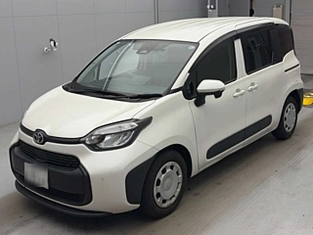 Toyota Sienta G 2023 белая, наш лот, спереди 3/4 (1/3)