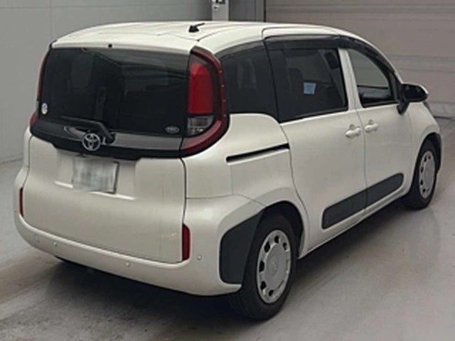 Toyota Sienta G 2023 белая, наш лот, сзади 3/4 (2/3)