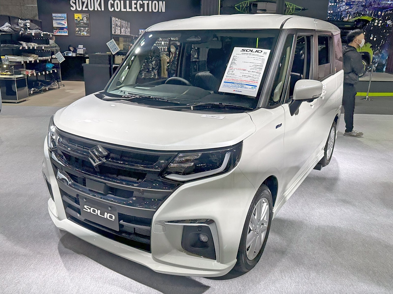 Suzuki Solio Hybrid MZ 2025 года в кузове MAD7S на выставке, вид спереди
