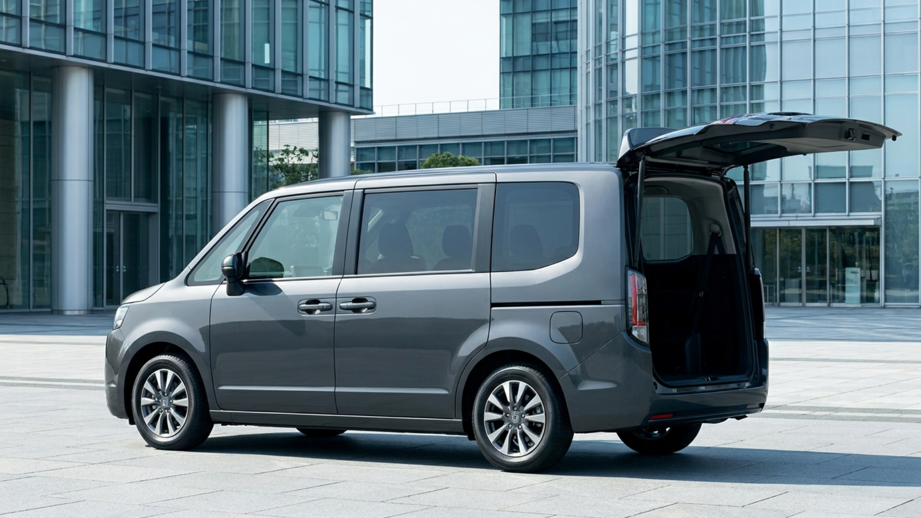 Honda Stepwgn нового шестого поколения, современный кузов без двери вака-вака, дневной кадр