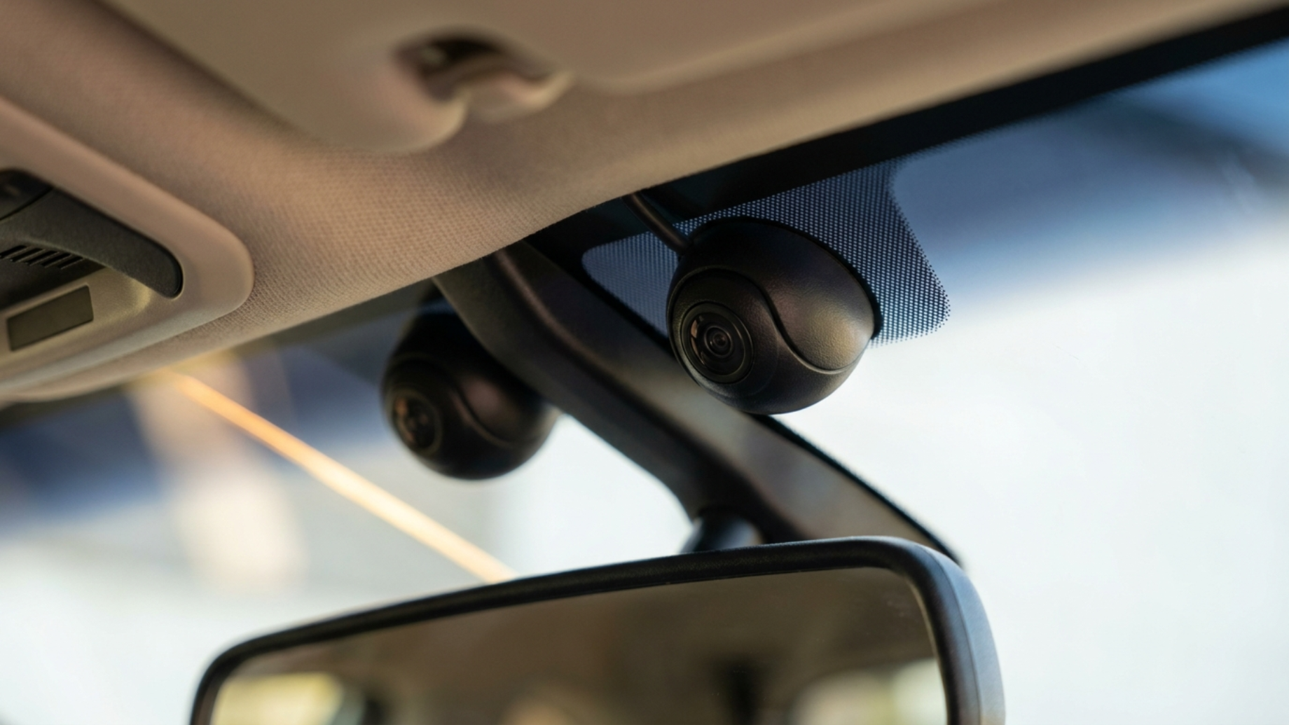 Стереокамера системы EyeSight у верхней кромки лобового стекла Subaru Impreza, крупный план