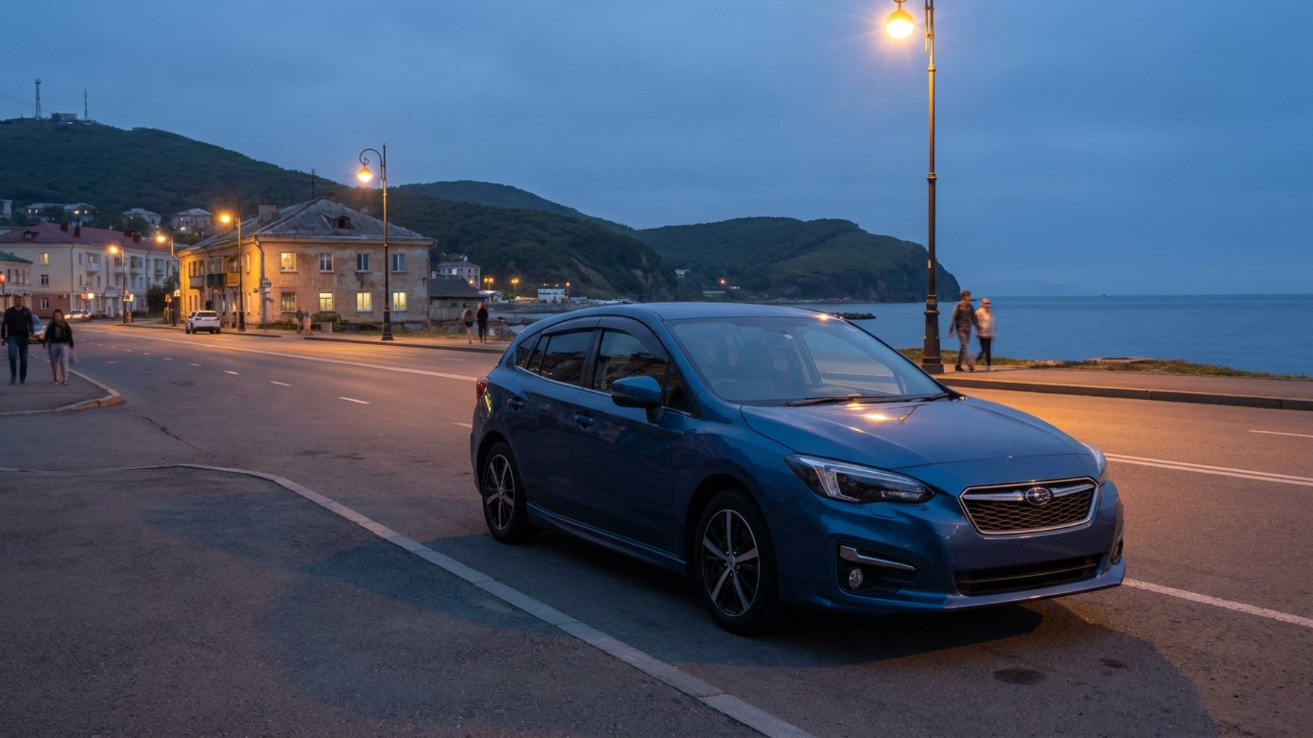 Subaru Impreza после доставки из Японии на улице приморского города, вечерний свет