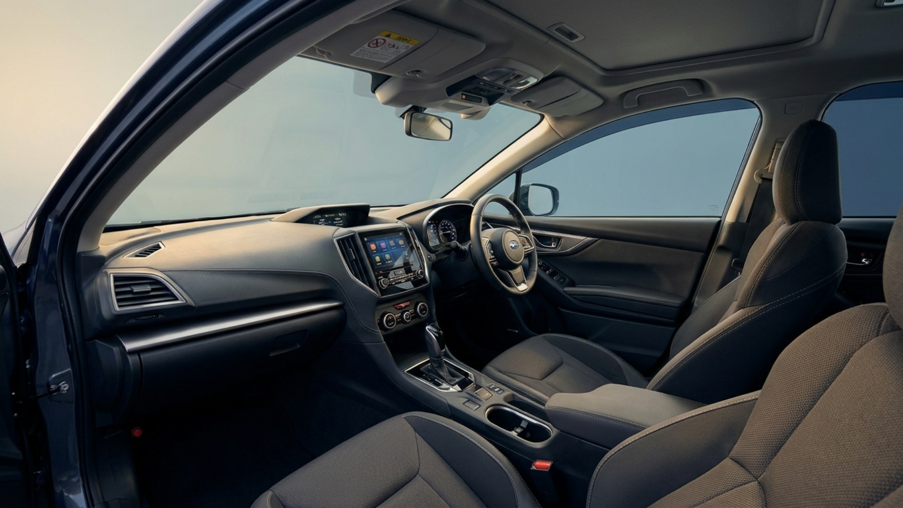 Салон Subaru Impreza GT общим планом, правый руль, приборная панель и мультимедиа, система EyeSight