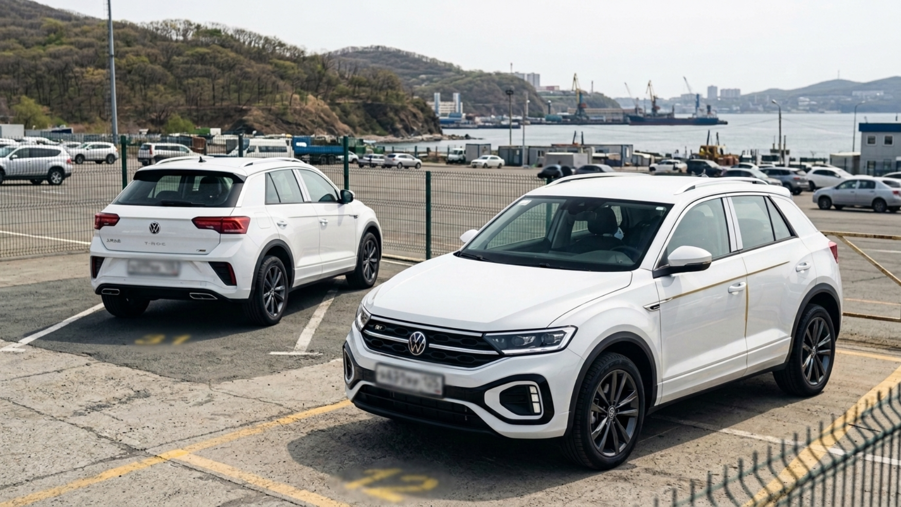 Два лота Volkswagen T-Roc 2022 из Китая: Elite на переднем плане крупнее, Comfort Smart Plus чуть дальше вполоборота