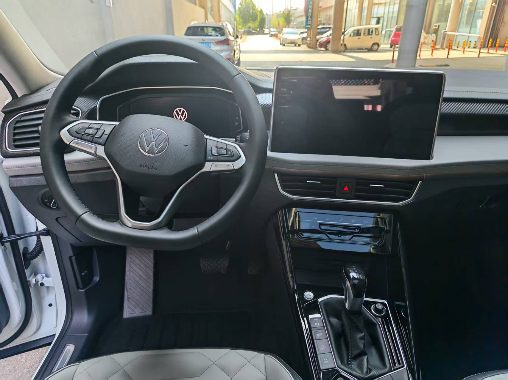 Водительское место Volkswagen Tayron: цифровая приборка, планшет мультимедиа и сенсорная панель климата под ним