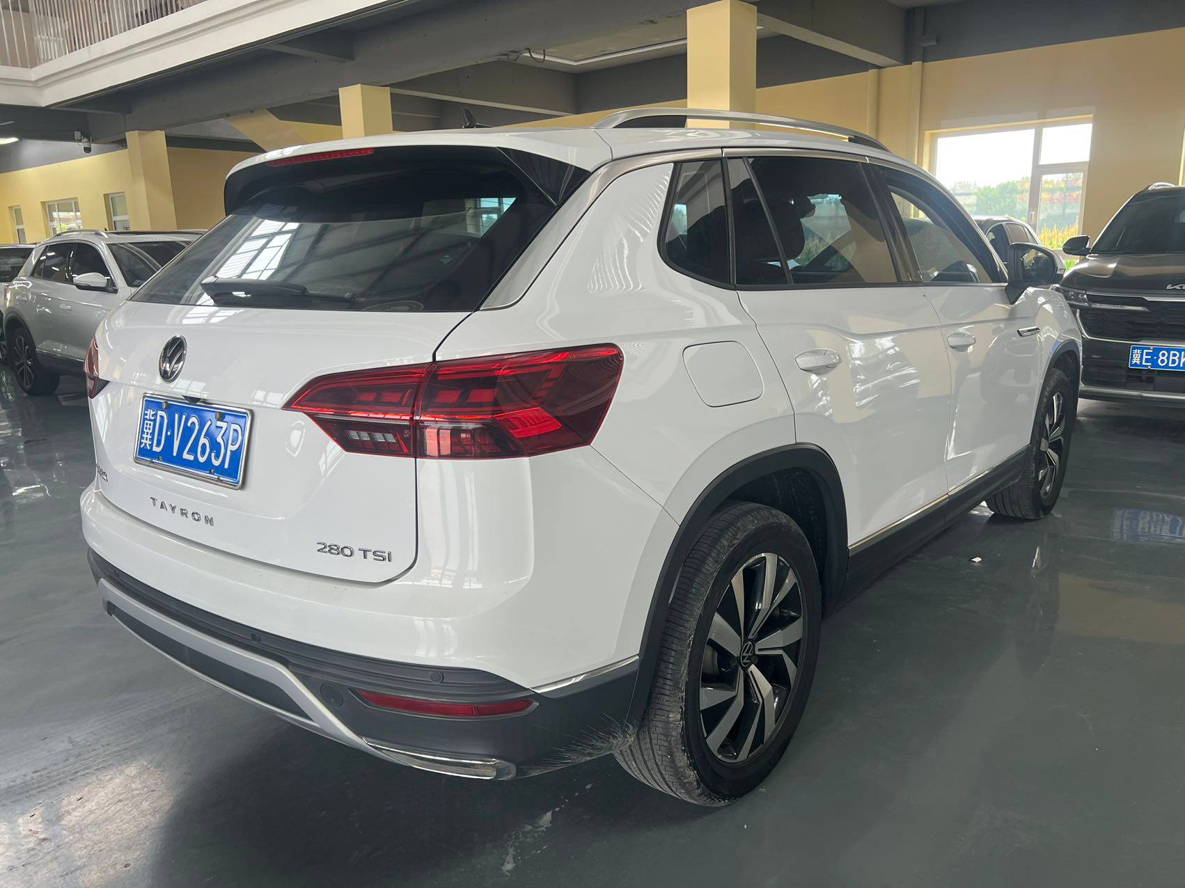 Задняя часть дорестайлового Volkswagen Tayron: раздельные фонари и шильдик 280 TSI