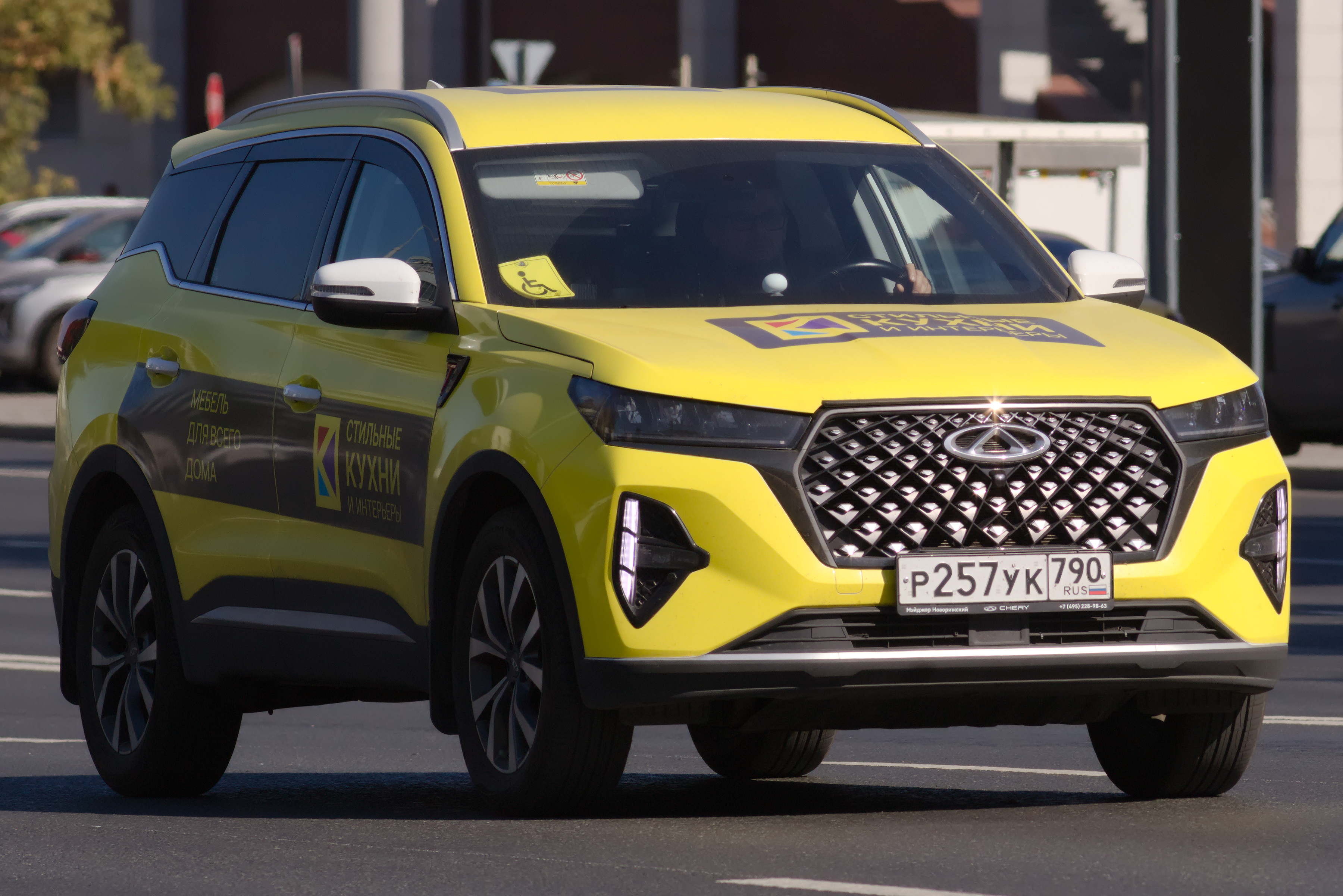 Chery Tiggo 7 Pro в такси на городской улице, реальное фото