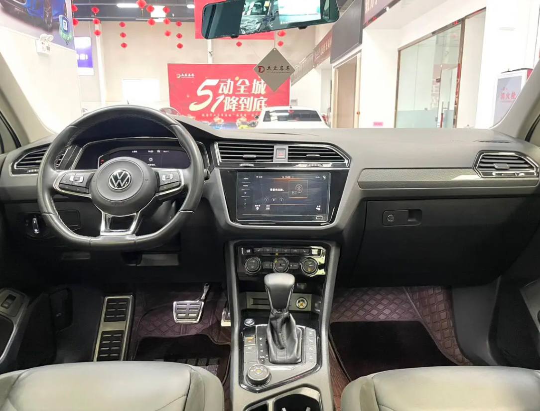 Volkswagen Tiguan L 2021, вид сбоку, удлинённый кузов, лот из Китая (2/3)