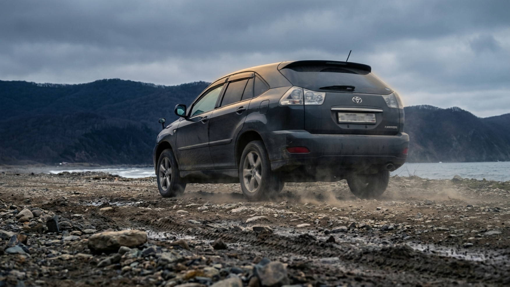 Toyota Harrier на разбитой приморской гравийке, пыль из-под колёс: жёсткая подвеска в деле