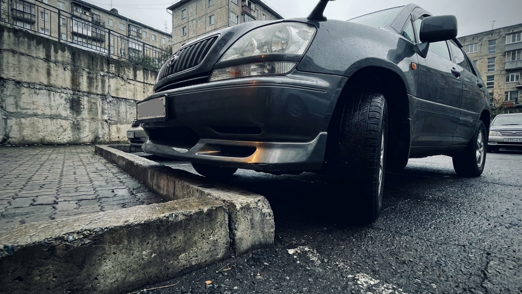 Toyota Harrier переваливает высокий бордюр парковки, передний свес почти чиркает: низкий клиренс