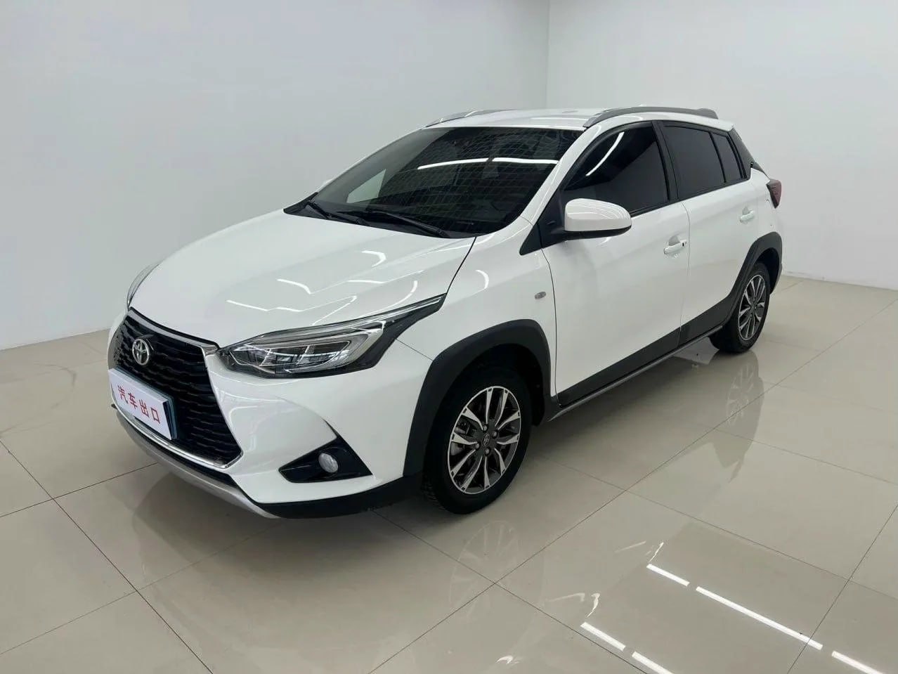 Toyota Yaris L из Китая, 2022, левый руль, вид спереди 3/4 (1/5)