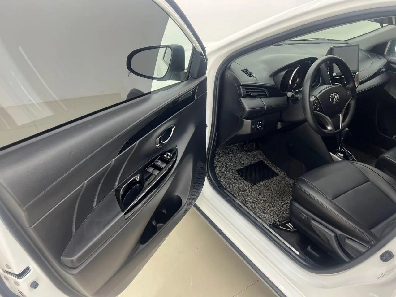 Toyota Yaris L из Китая, 2022, вид сзади 3/4 (3/5)