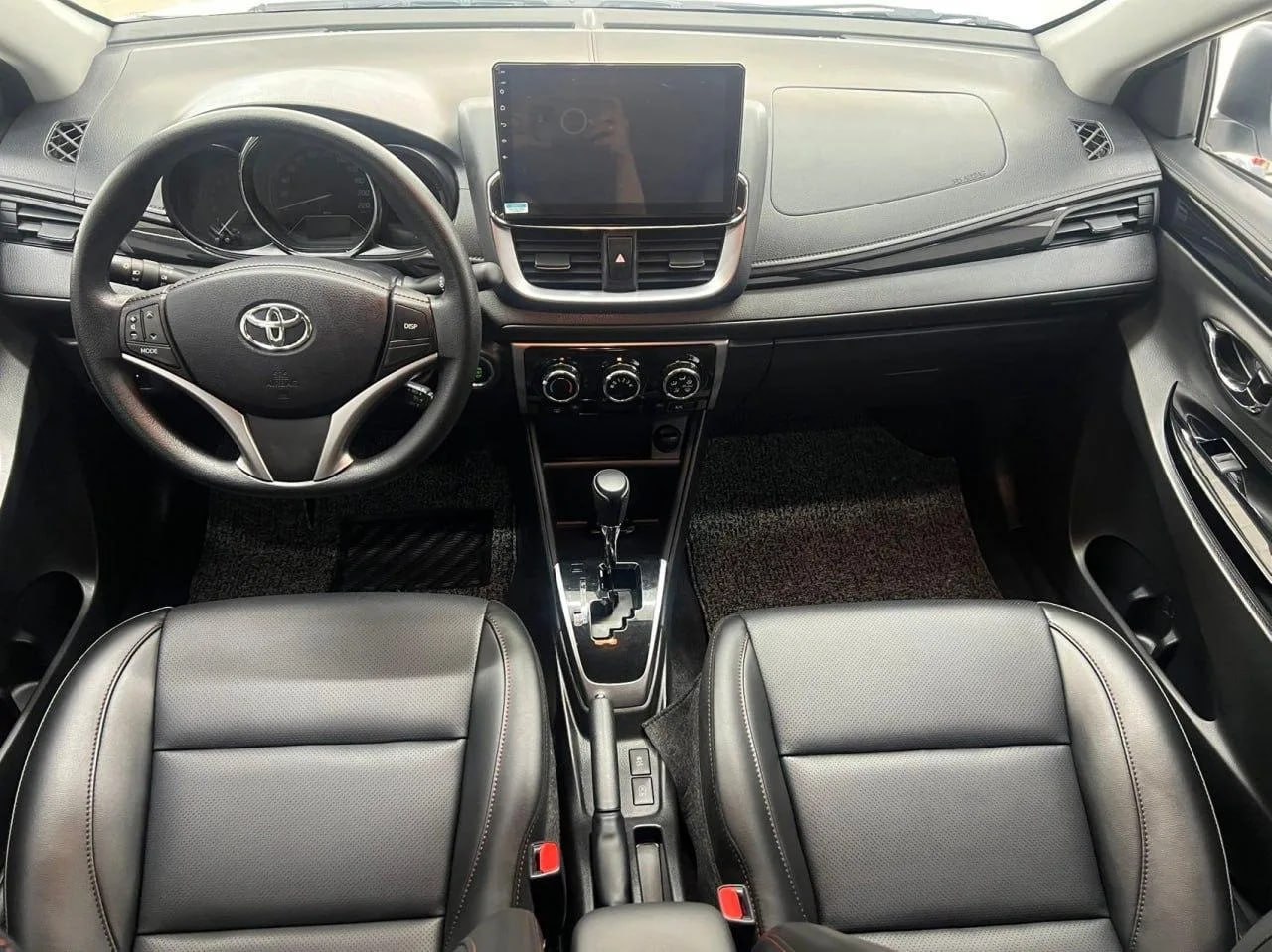 Toyota Yaris L из Китая, 2022, салон с левым рулём (4/5)