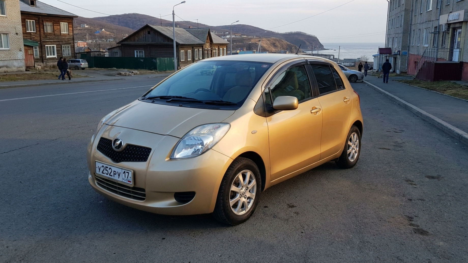 Toyota Yaris после доставки из Японии на улице приморского города