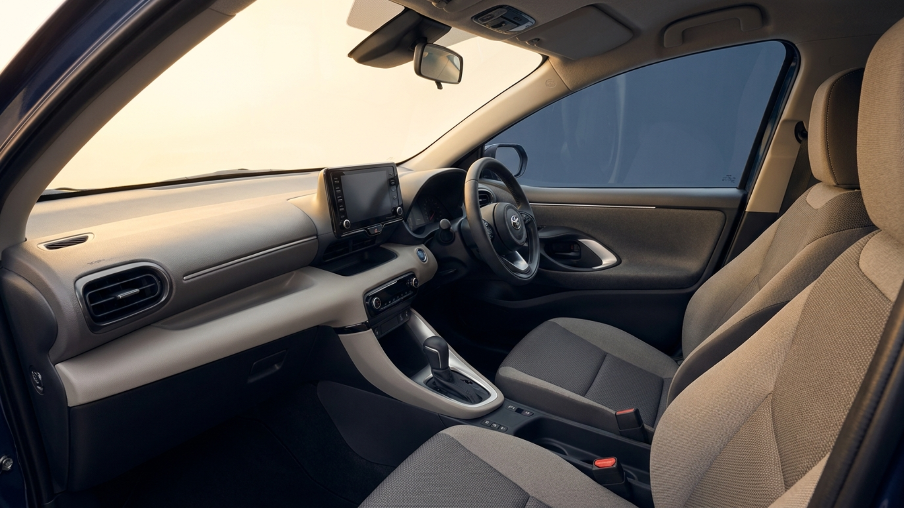 Салон Toyota Yaris четвёртого поколения общим планом, правый руль, простой практичный интерьер