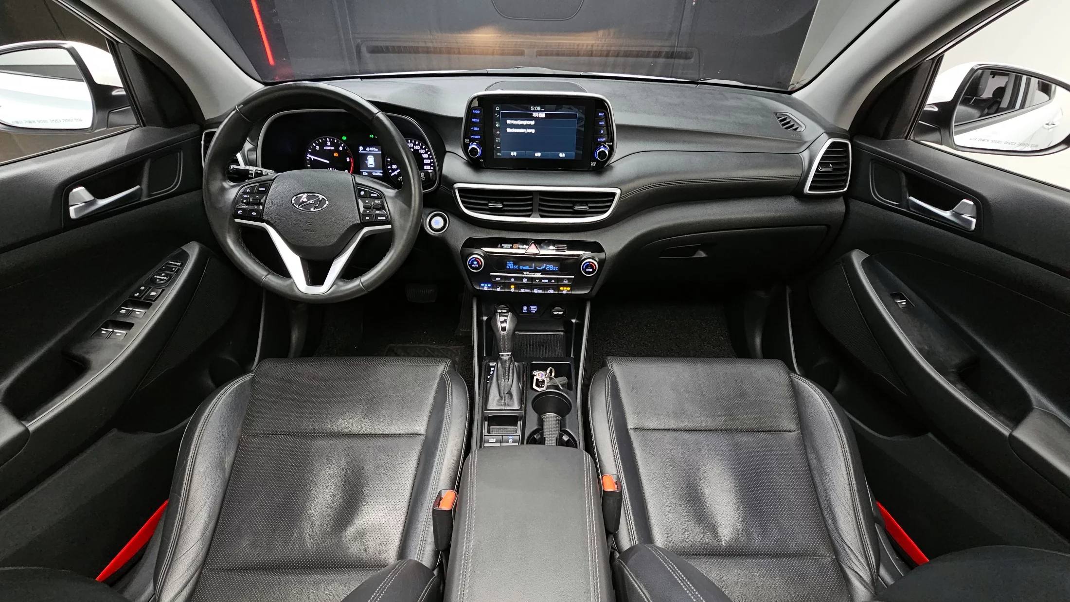 Hyundai Tucson TL 2019, салон, лот из Кореи (4/6)