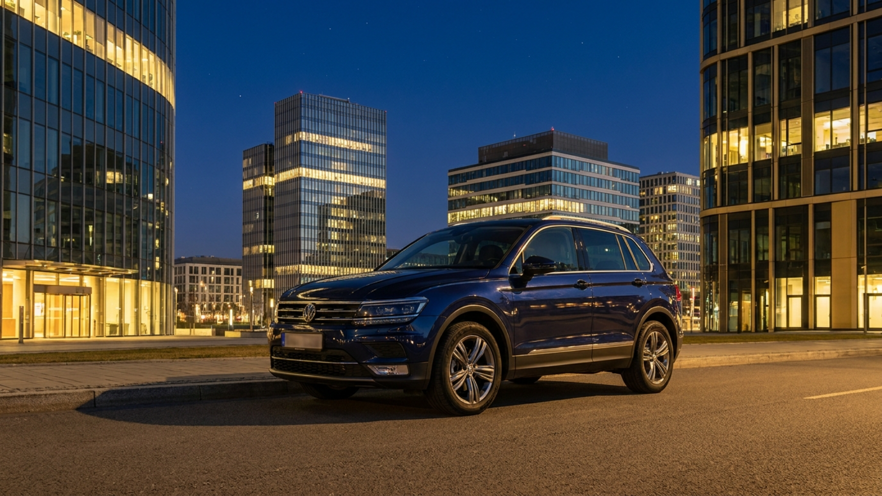 Volkswagen Tiguan в вечернем деловом квартале города — сдержанный образ и высокая ликвидность