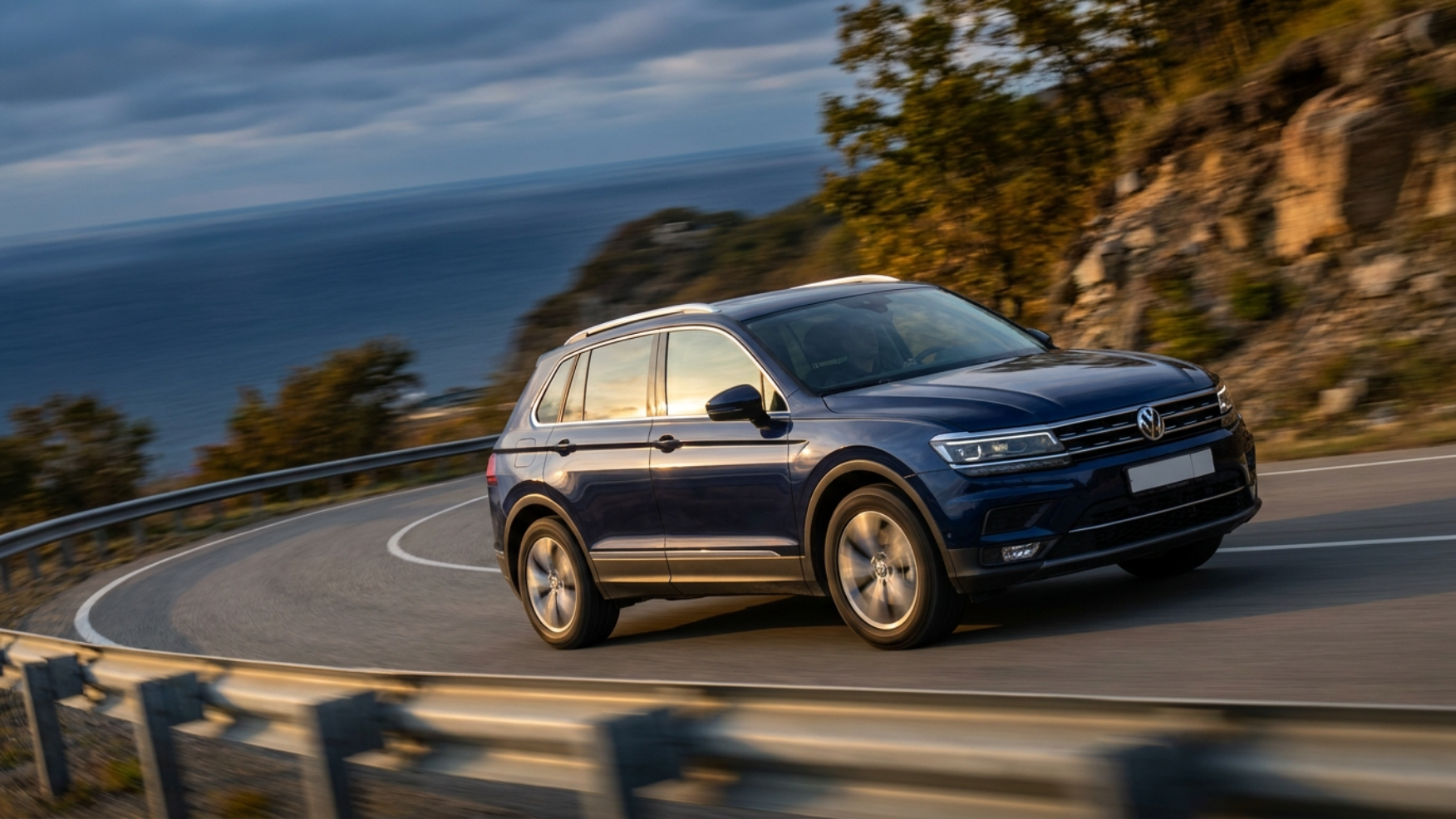 Volkswagen Tiguan закладывает поворот на приморской трассе — управляемость как у седана