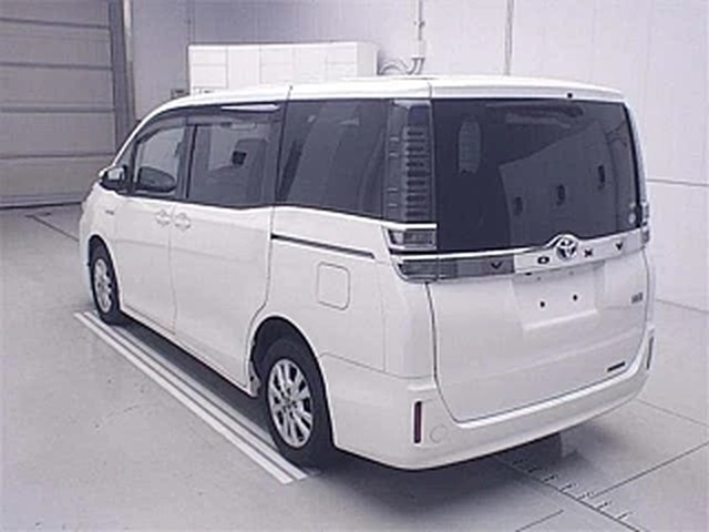 Toyota Voxy Hybrid X 2017, наш лот, сзади 3/4