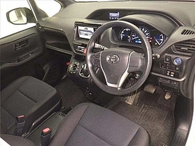 Toyota Voxy Hybrid X 2017, наш лот, водительское место
