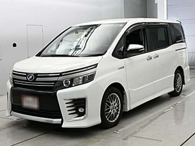 Toyota Voxy Hybrid ZS Kirameki 2 2017, наш лот, спереди 3/4