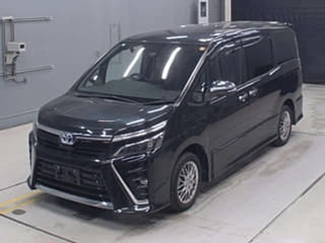 Toyota Voxy Hybrid ZS Kirameki 3 2021 чёрный, наш лот, спереди 3/4