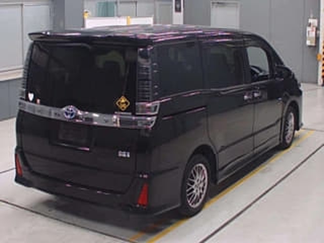 Toyota Voxy Hybrid ZS Kirameki 3 2021 чёрный, наш лот, сзади 3/4