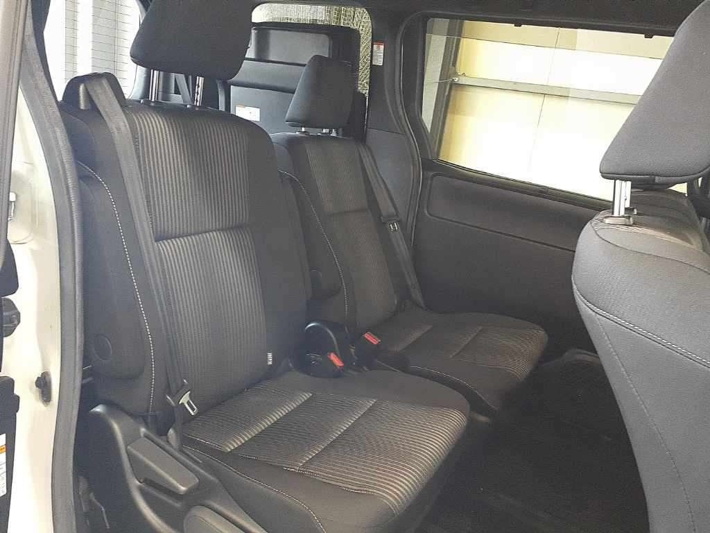 Тканевый салон Toyota Voxy 80: капитанские кресла второго ряда с полосатой обивкой