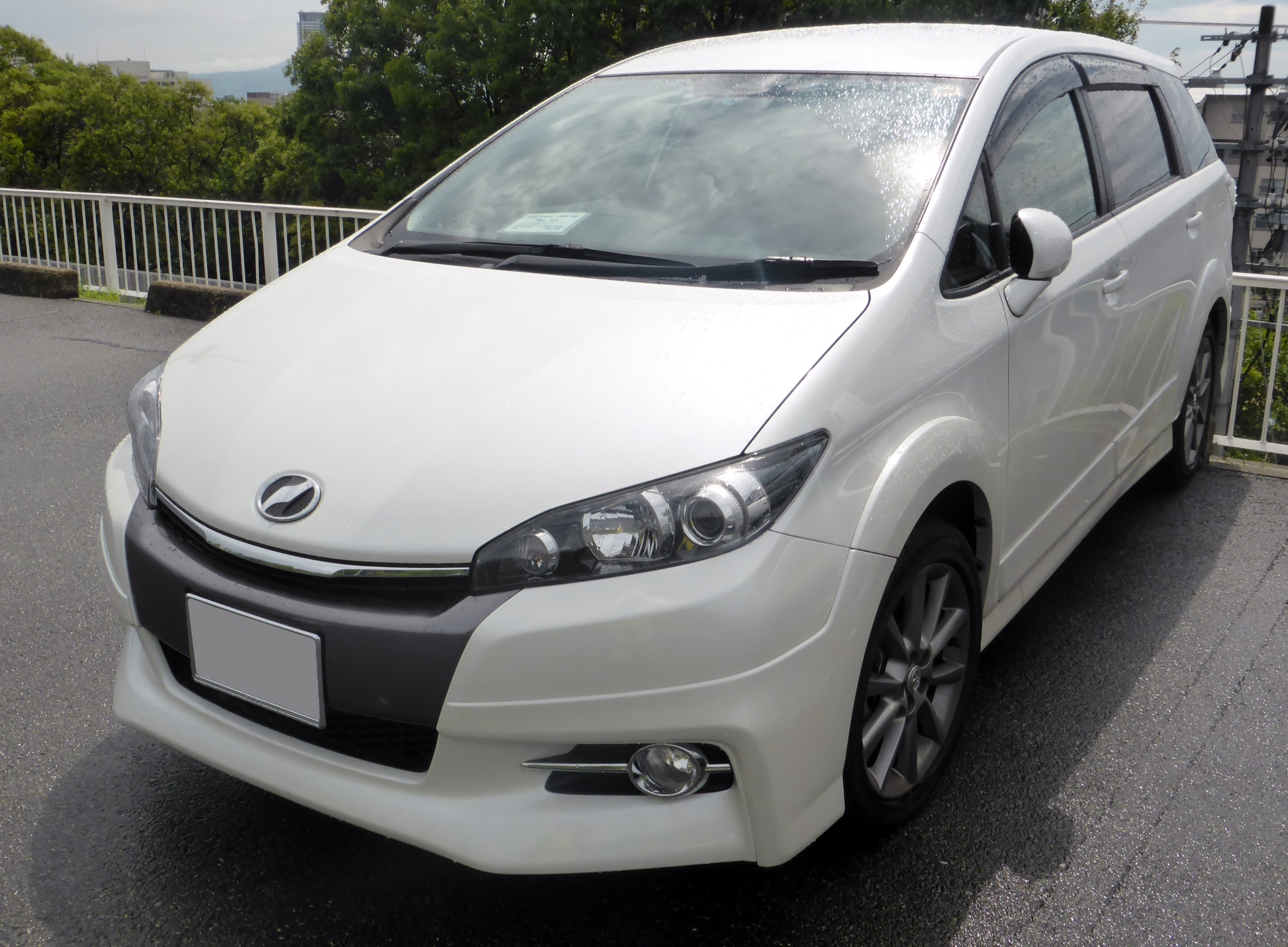 Белый Toyota Wish рестайлинга 2012+, передняя оптика и решётка, реальное фото