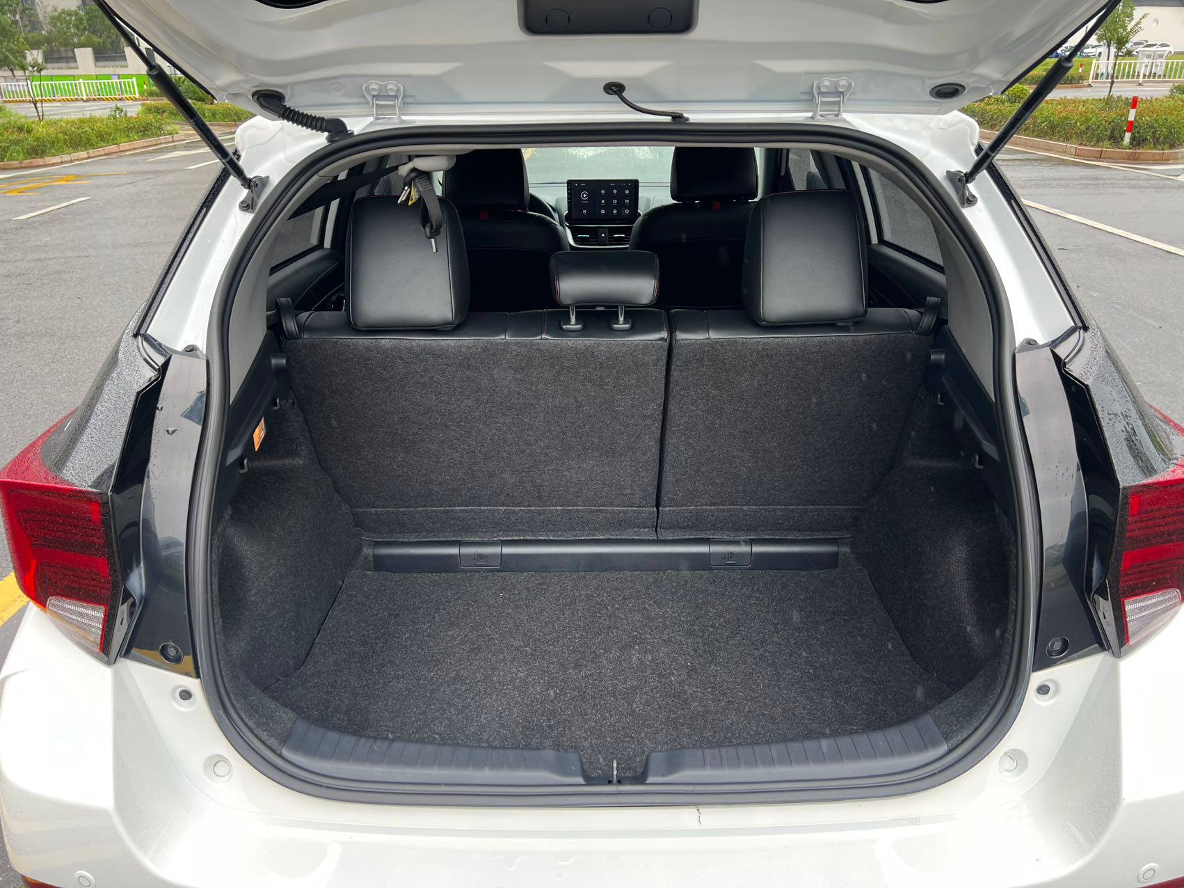 Багажник Toyota Yaris L объёмом 326 литров с широким проёмом