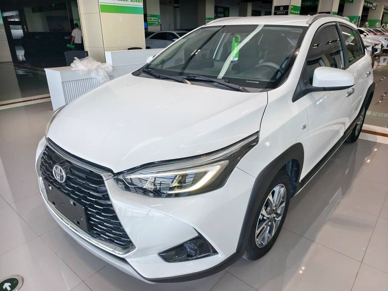 Toyota Yaris L X 2022, наш лот, спереди 3/4