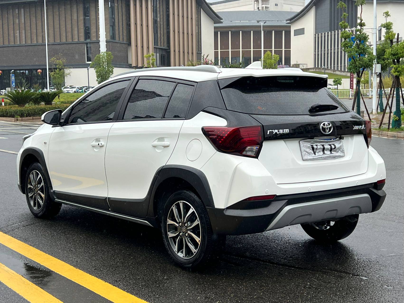 Toyota Yaris L X 2022, наш лот, сзади 3/4
