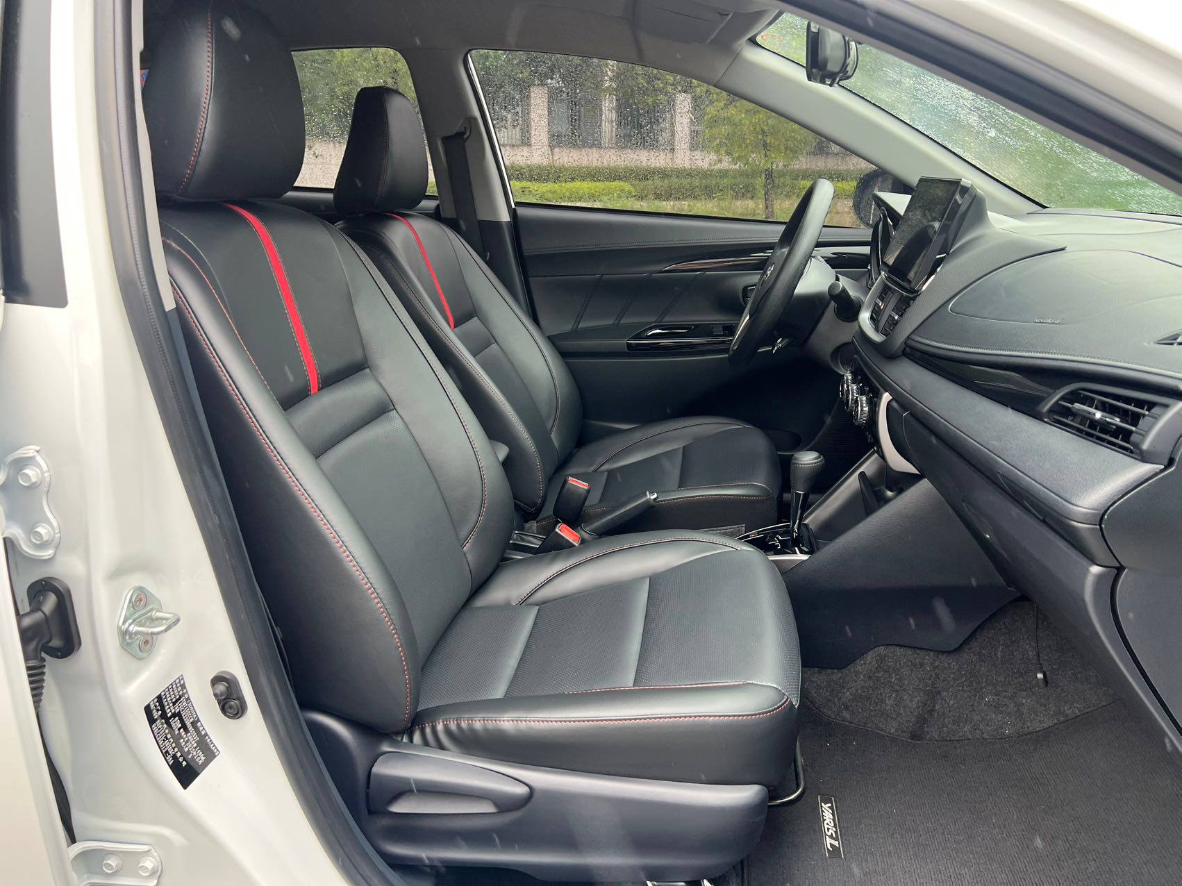 Toyota Yaris L X 2022, наш лот, передние кресла