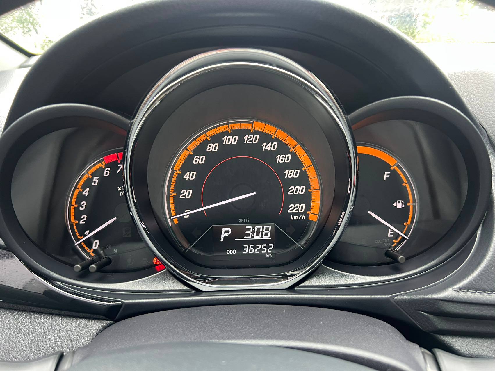 Toyota Yaris L X 2022, наш лот, пробег на приборке