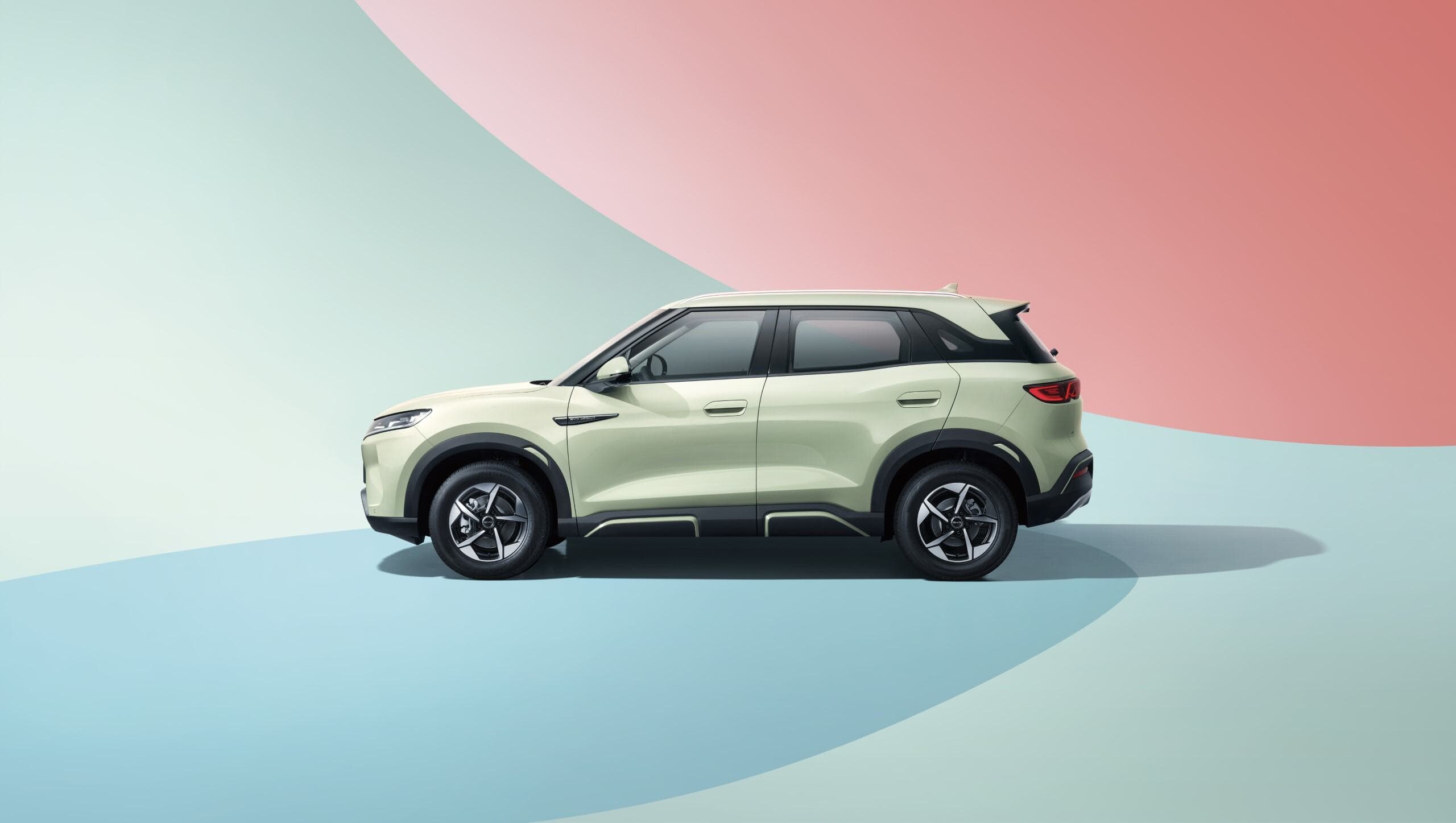 BYD Yuan Up 2025 из Китая, вид сбоку, реальное фото